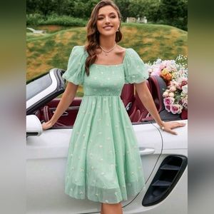 Daisy embroidery dress puff sleeves